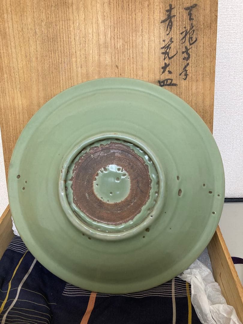 明時代　龍泉窯青磁大皿　箱付き