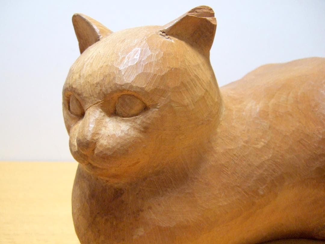 木彫りのネコ 置物 在銘 オブジェ / Wooden carved cat