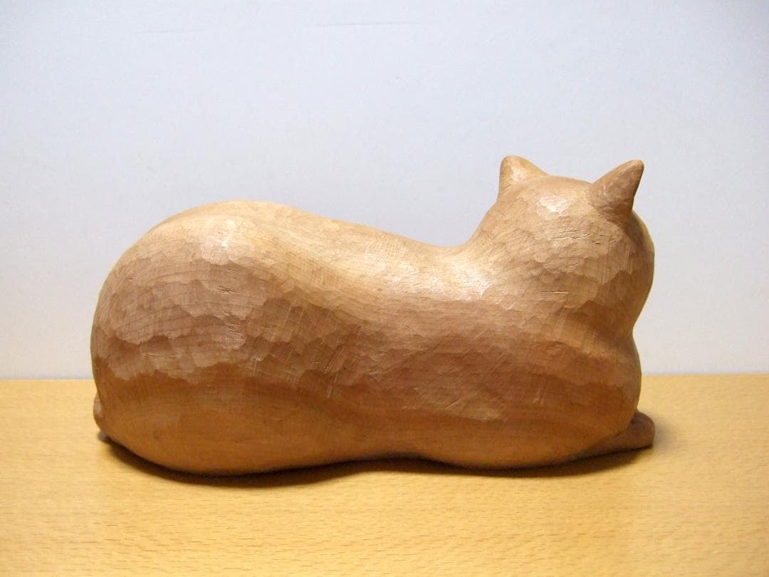 木彫りのネコ 置物 在銘 オブジェ / Wooden carved cat