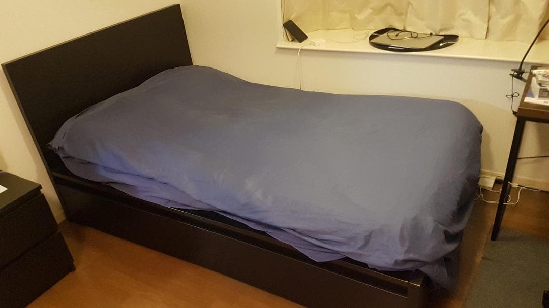 イタリア品質のマットレスを使用したほぼ新品のセミダブルベッドフレームの販売