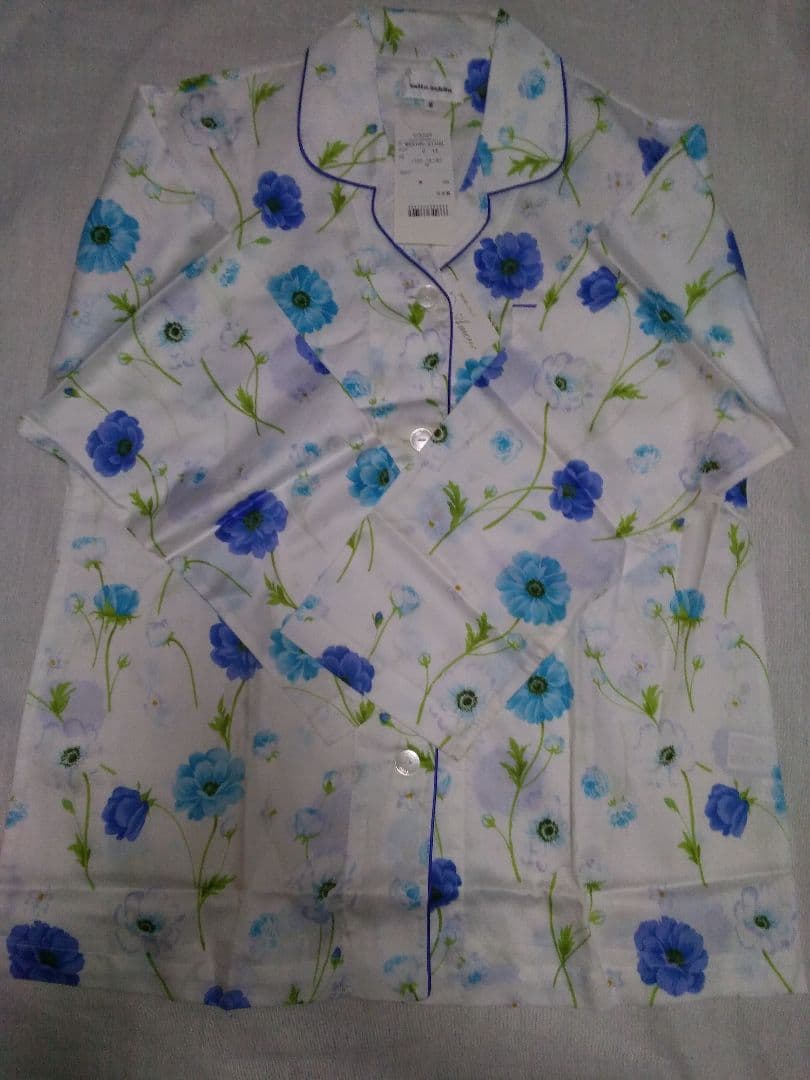 新品タグ付き☆ミラショーン　パジャマ上下　コットン綿サテン　Mサイズ　花柄ブルー