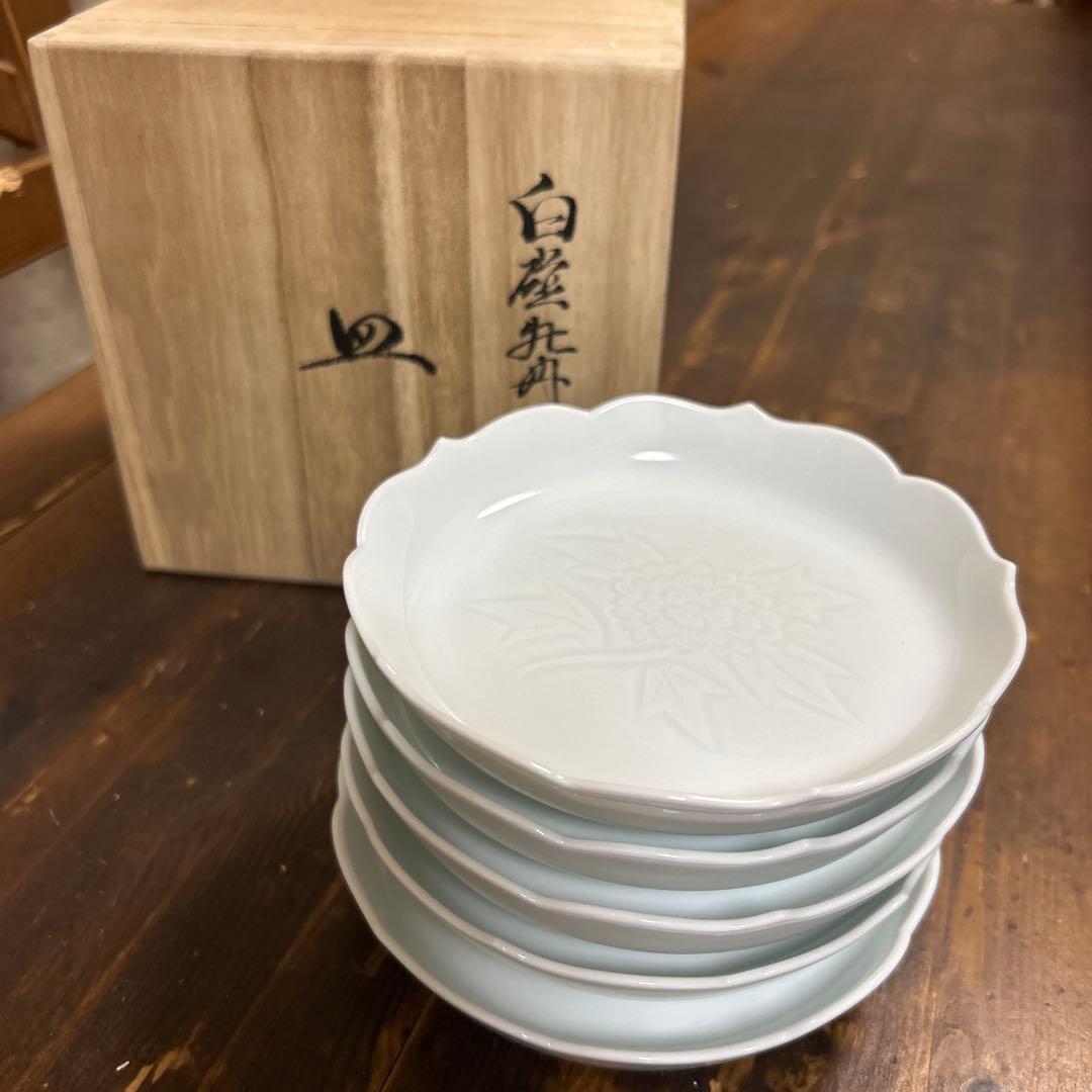 人間国宝　井上萬ニ　白磁牡丹彫文　銘々皿　共箱　牡丹