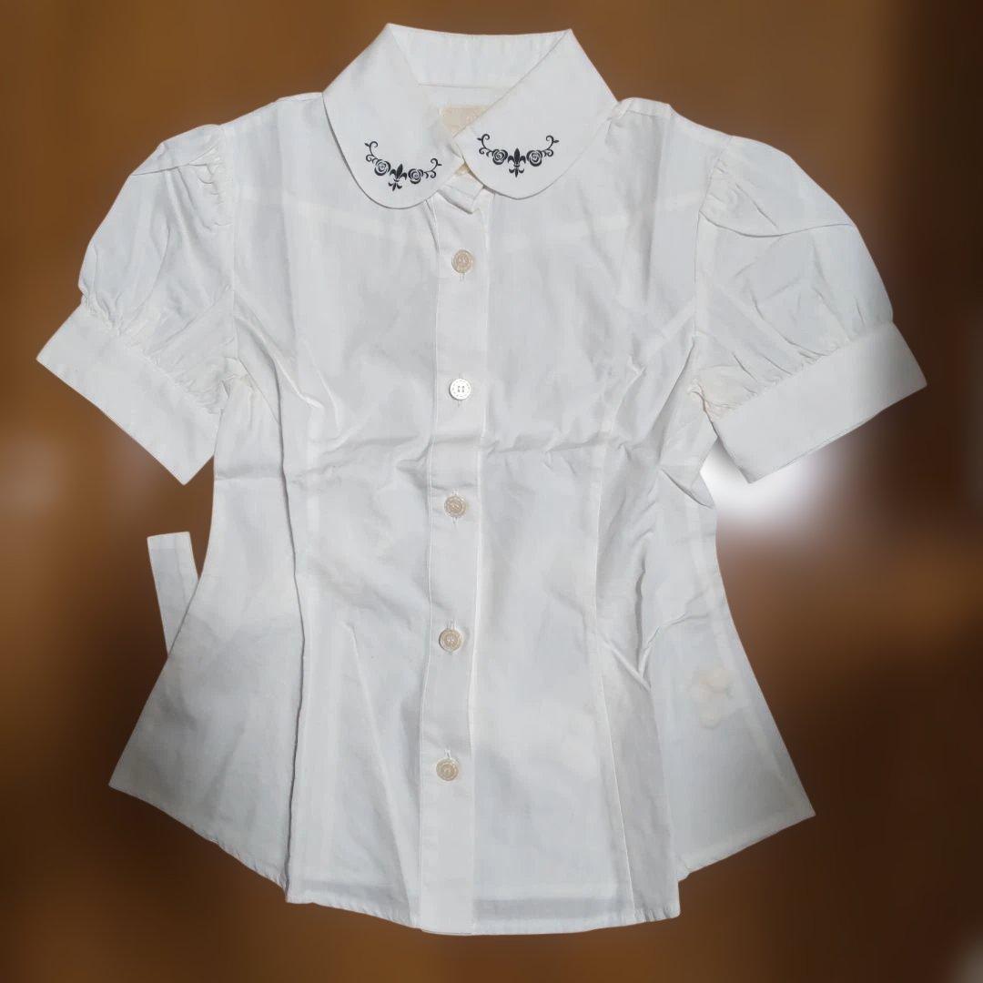 ま*ん様 メタモルフォーゼ中古パフスリーブ半袖ブラウス白、百合の紋章
