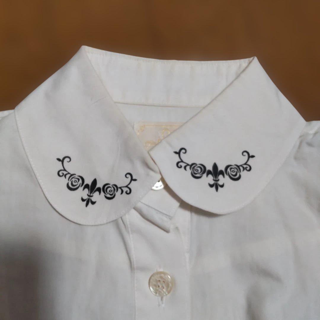 ま*ん様 メタモルフォーゼ中古パフスリーブ半袖ブラウス白、百合の紋章