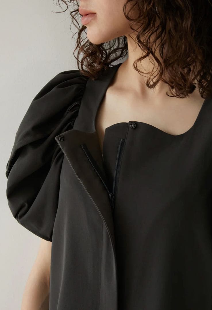 【新品・未使用】ボリュームスリーブロンパース【GRAY】ELLIE Mサイズ