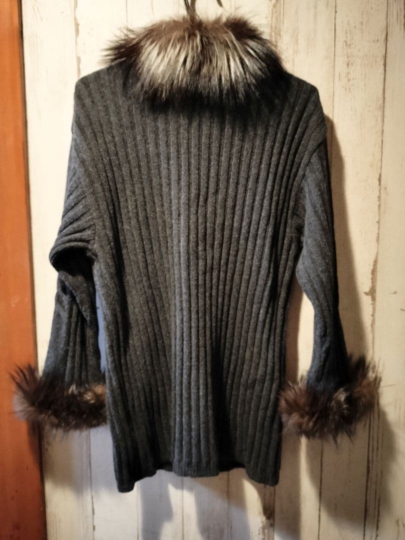 かおり FENDI ファー付きグレーセーター
