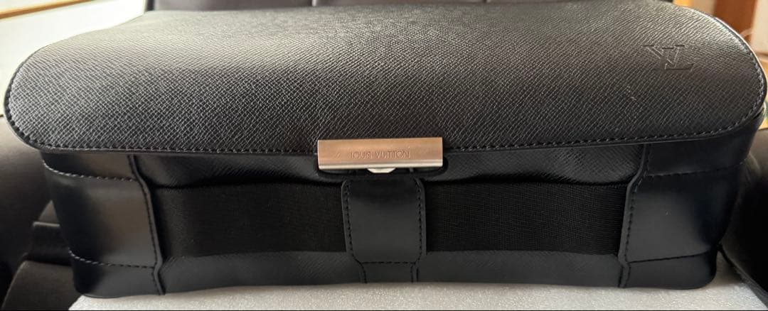 ルイヴィトン タイガ ヴィクトール メッセンジャーバッグ ショルダーバッグ