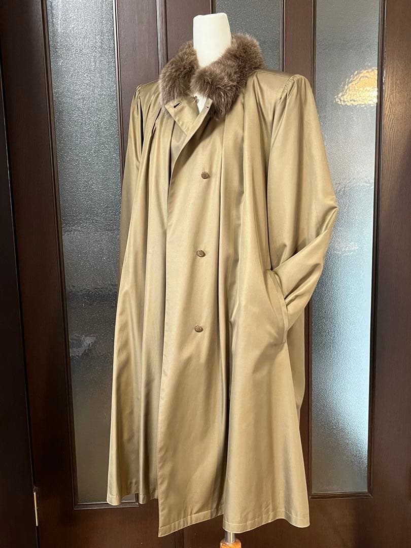 リアルファーの襟とインナー付ベージュの高級シルク ダブルブレストコート新品同様