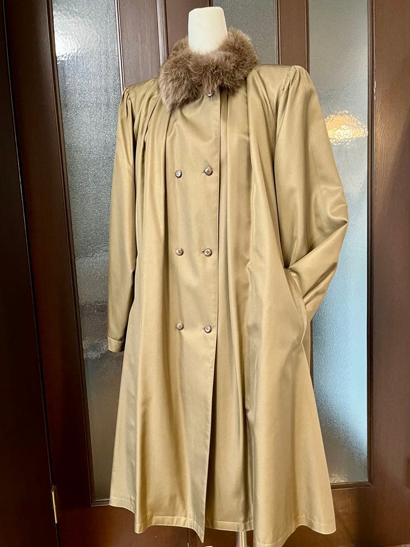 リアルファーの襟とインナー付ベージュの高級シルク ダブルブレストコート新品同様