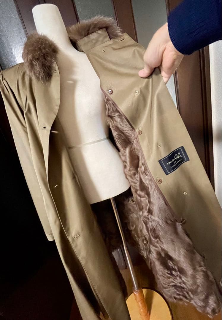 リアルファーの襟とインナー付ベージュの高級シルク ダブルブレストコート新品同様