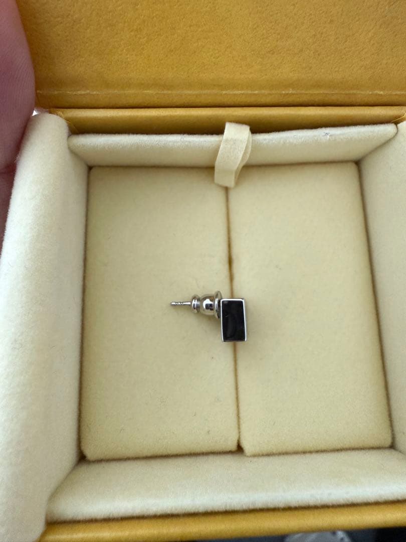 FENDI 四角形スタッドピアス シルバー