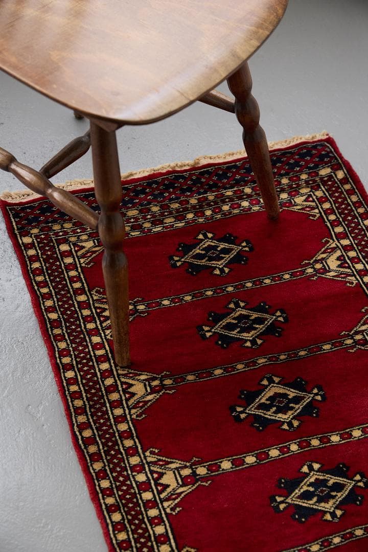 ヴィンテージラグ　トライバルラグ　パキスタン産（104×62cm）赤　ベージュ