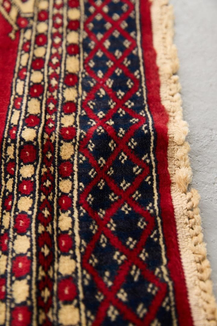 ヴィンテージラグ　トライバルラグ　パキスタン産（104×62cm）赤　ベージュ