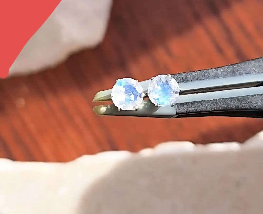 ②ムーンストーン4mmスタッドピアス　サージカルステンレス