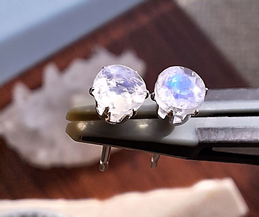 ②ムーンストーン4mmスタッドピアス　サージカルステンレス