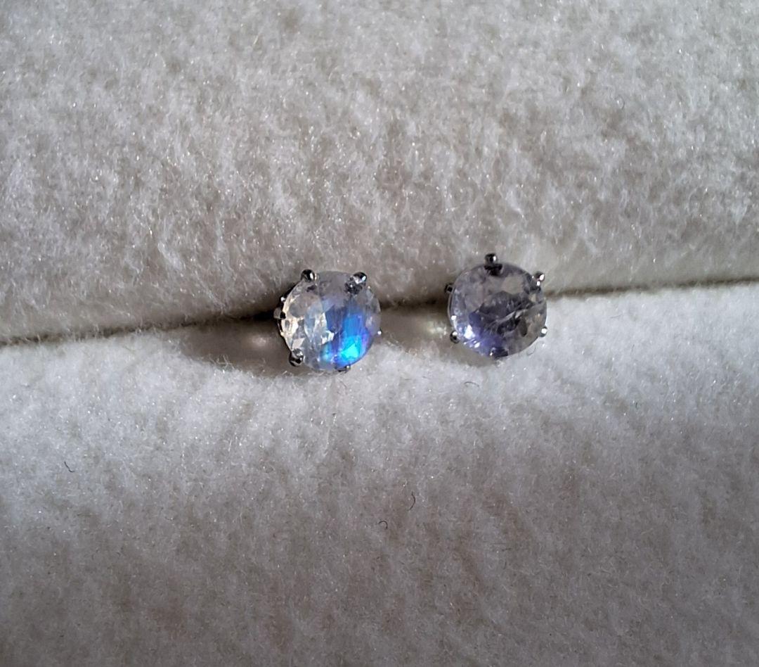 ②ムーンストーン4mmスタッドピアス　サージカルステンレス