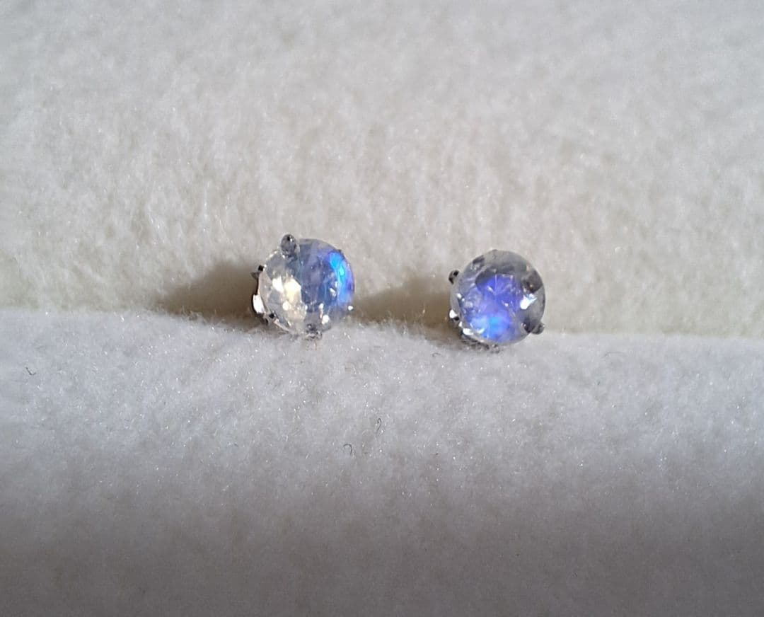 ②ムーンストーン4mmスタッドピアス　サージカルステンレス