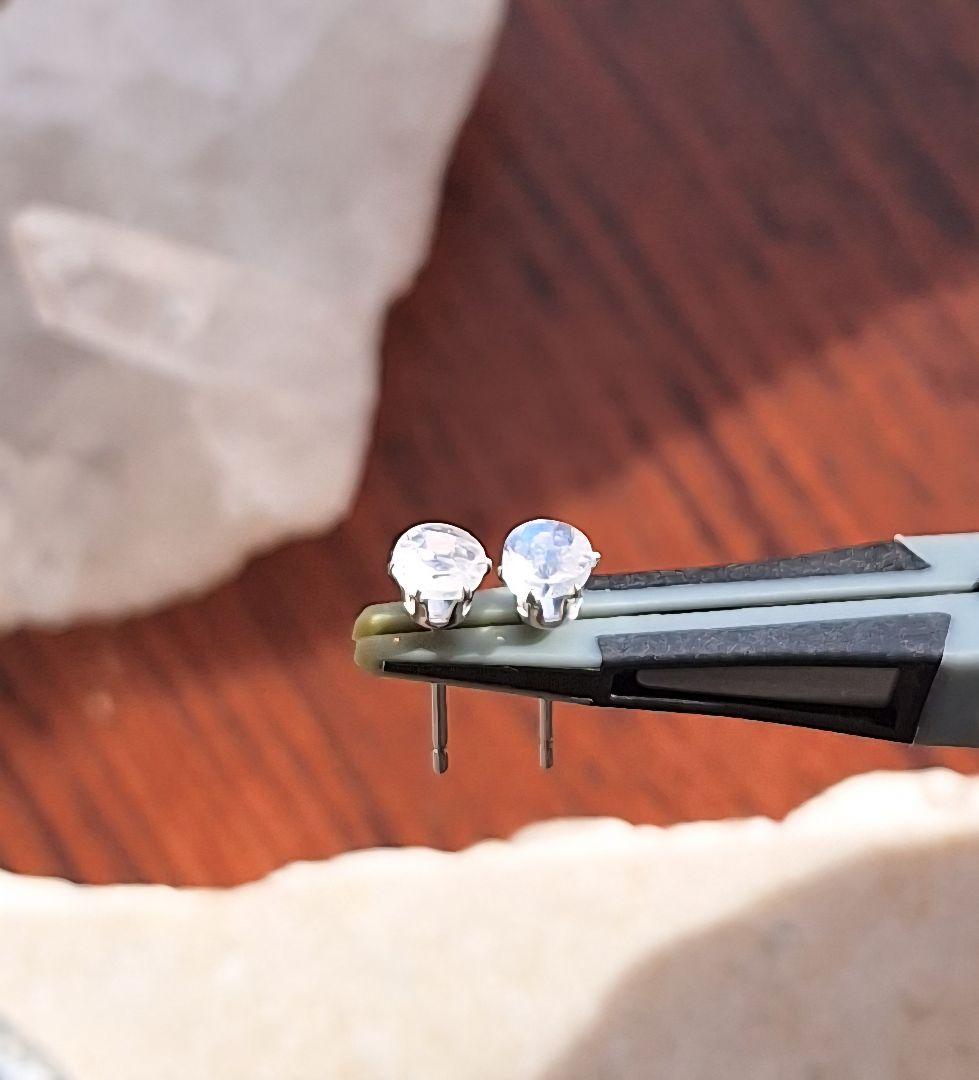 ②ムーンストーン4mmスタッドピアス　サージカルステンレス