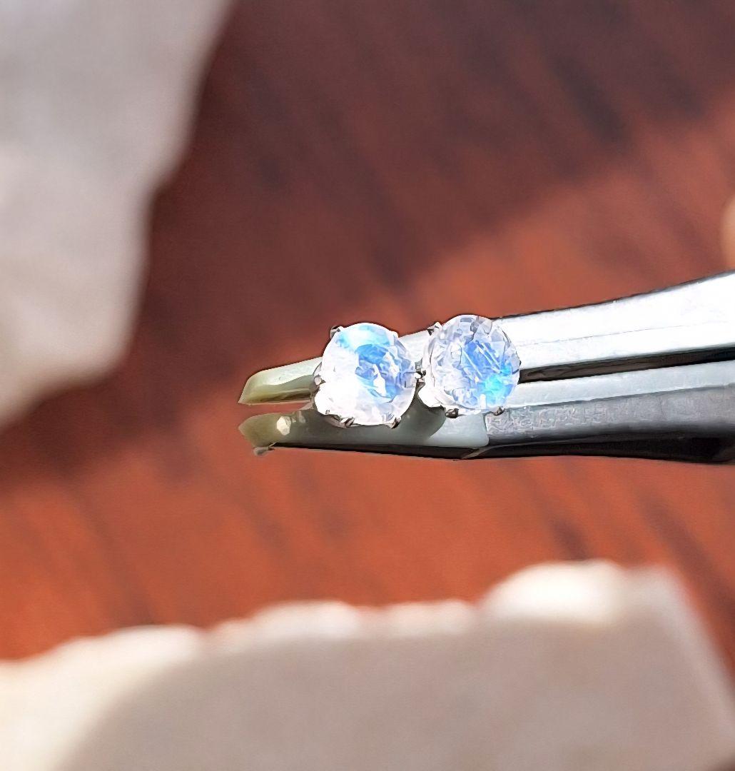 ②ムーンストーン4mmスタッドピアス　サージカルステンレス