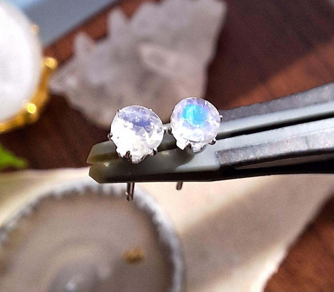 ②ムーンストーン4mmスタッドピアス　サージカルステンレス