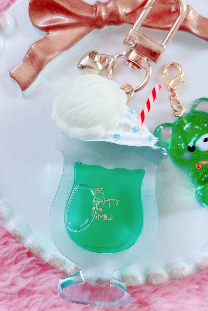 レジンキーホルダー　クリームソーダ　メロンソーダ　オイル入り　クマ