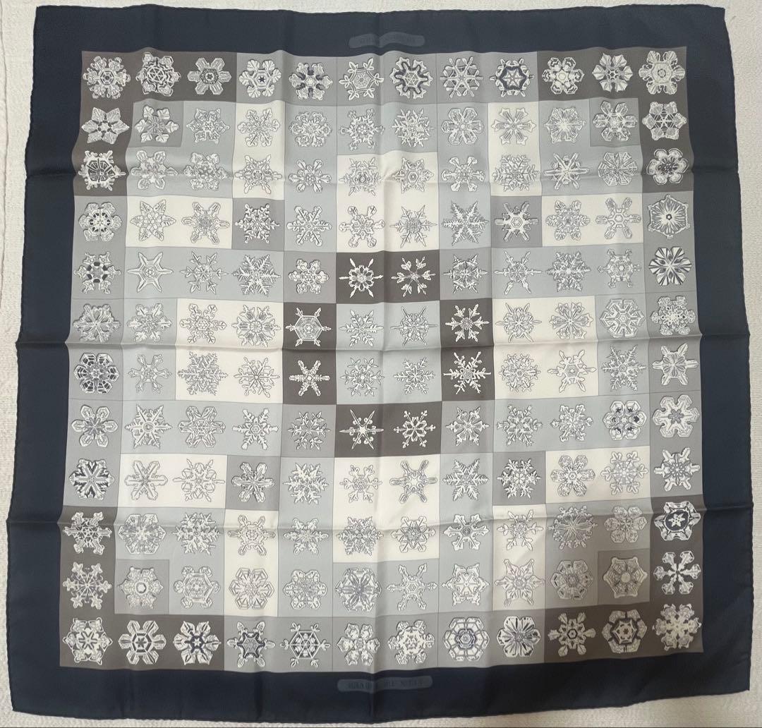 エルメス カレ90 FEUX DE L'HIVER 雪の結晶 グレー／ネイビー