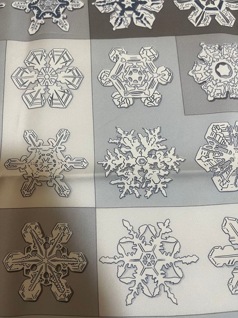 エルメス カレ90 FEUX DE L'HIVER 雪の結晶 グレー／ネイビー