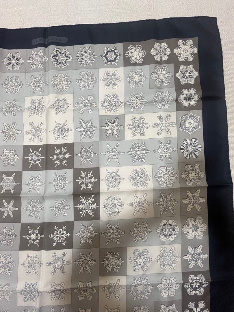 エルメス カレ90 FEUX DE L'HIVER 雪の結晶 グレー／ネイビー