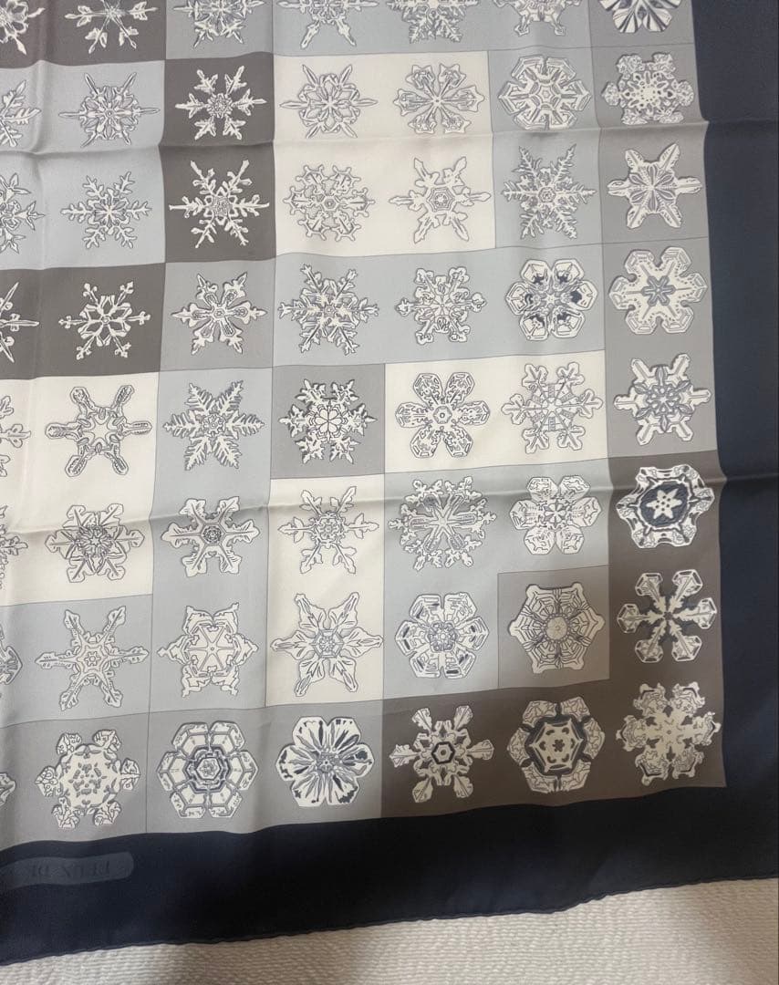 エルメス カレ90 FEUX DE L'HIVER 雪の結晶 グレー／ネイビー