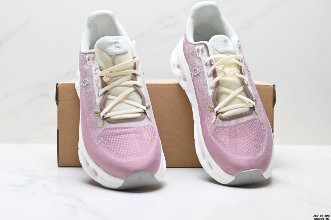 On ピンク ランニングシューズ