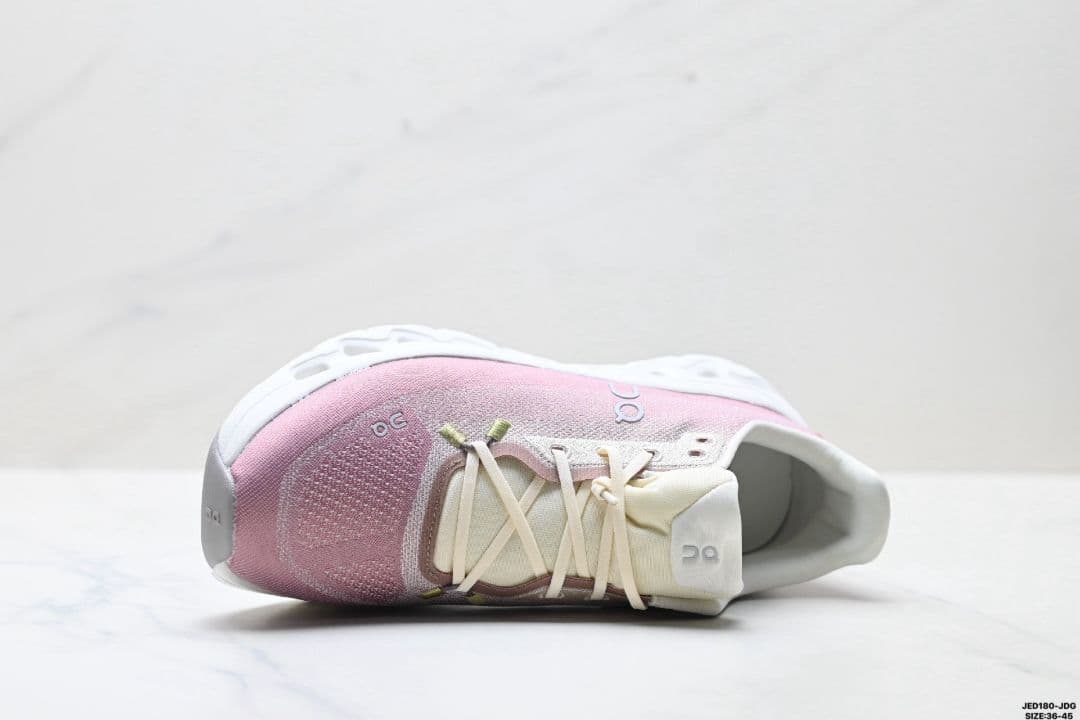 On ピンク ランニングシューズ