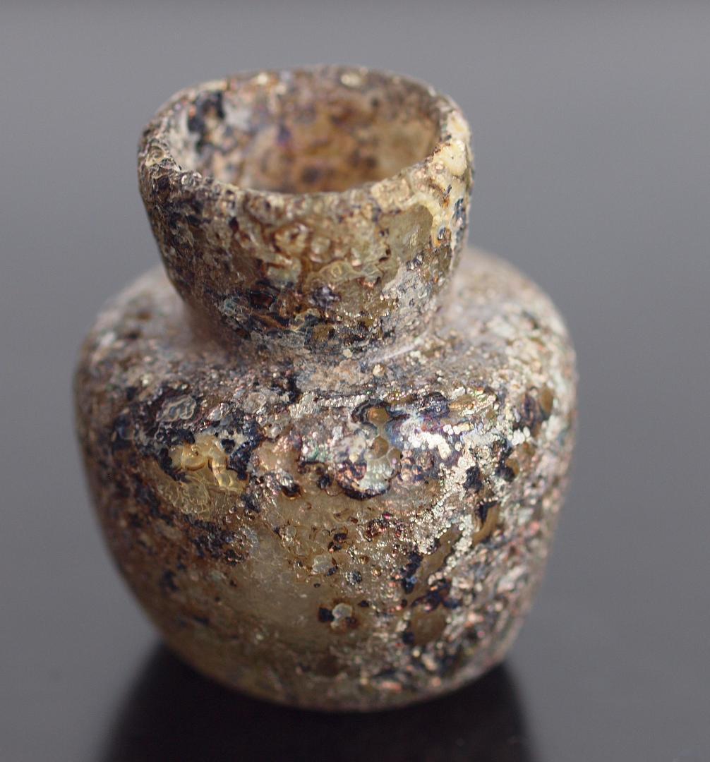 薄黄緑ガラスの胎を、赤紫や青緑の銀化が美しく飾る、香油入れローマン・ガラス小瓶