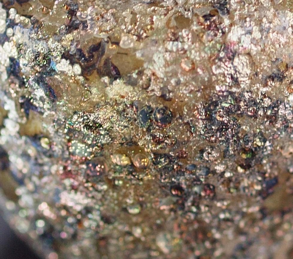 薄黄緑ガラスの胎を、赤紫や青緑の銀化が美しく飾る、香油入れローマン・ガラス小瓶