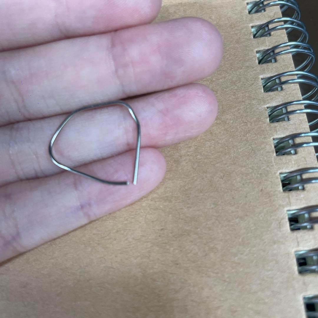 不規則な形状の金属リング