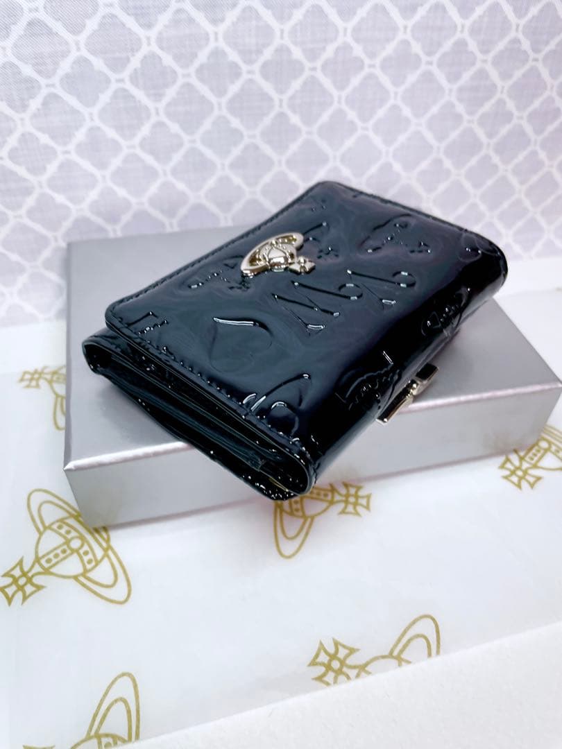 【内側に素敵な柄♡新作】Vivienne Westwood 折財布 黒 エナメル