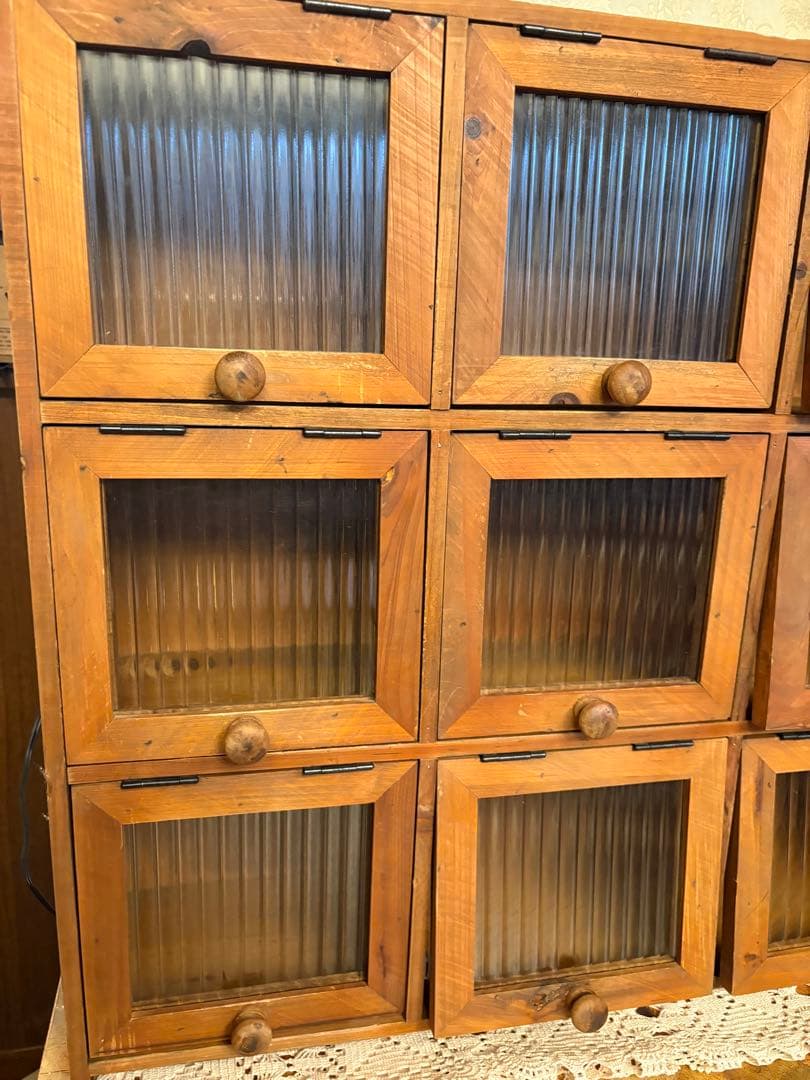 木製　アンティーク風ガラスフタ付きキャビネット