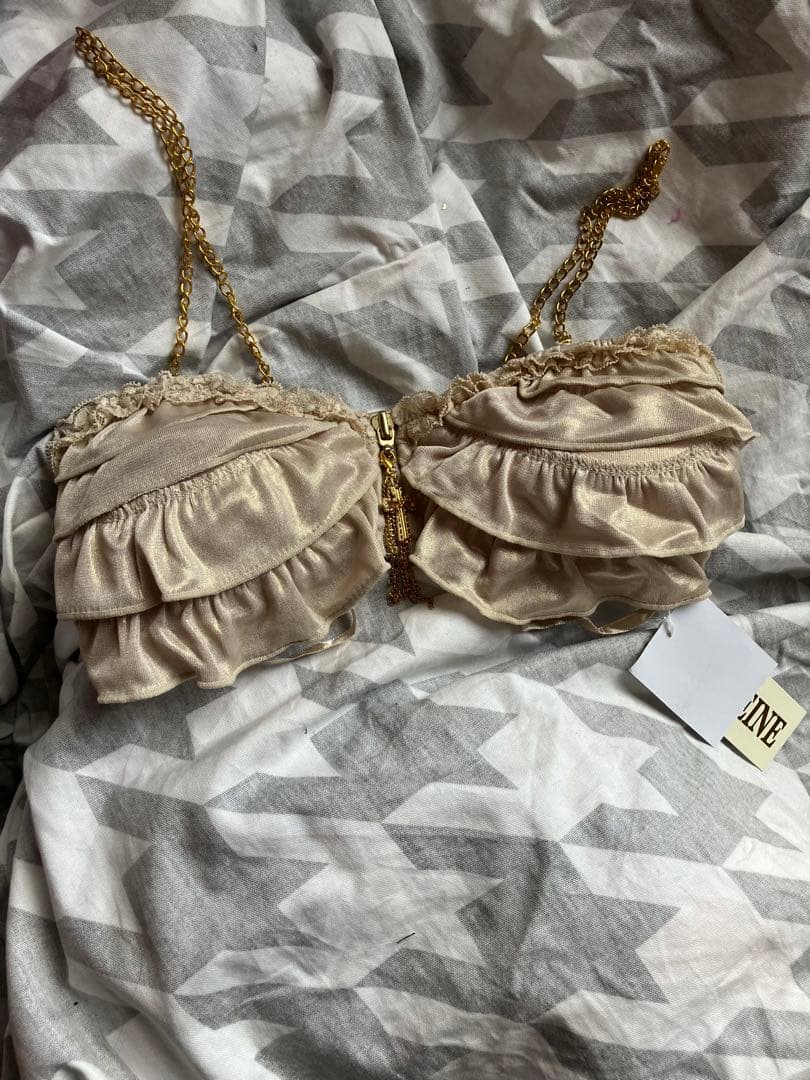 フリル付きベージュ見せブラ新品タグ付きM