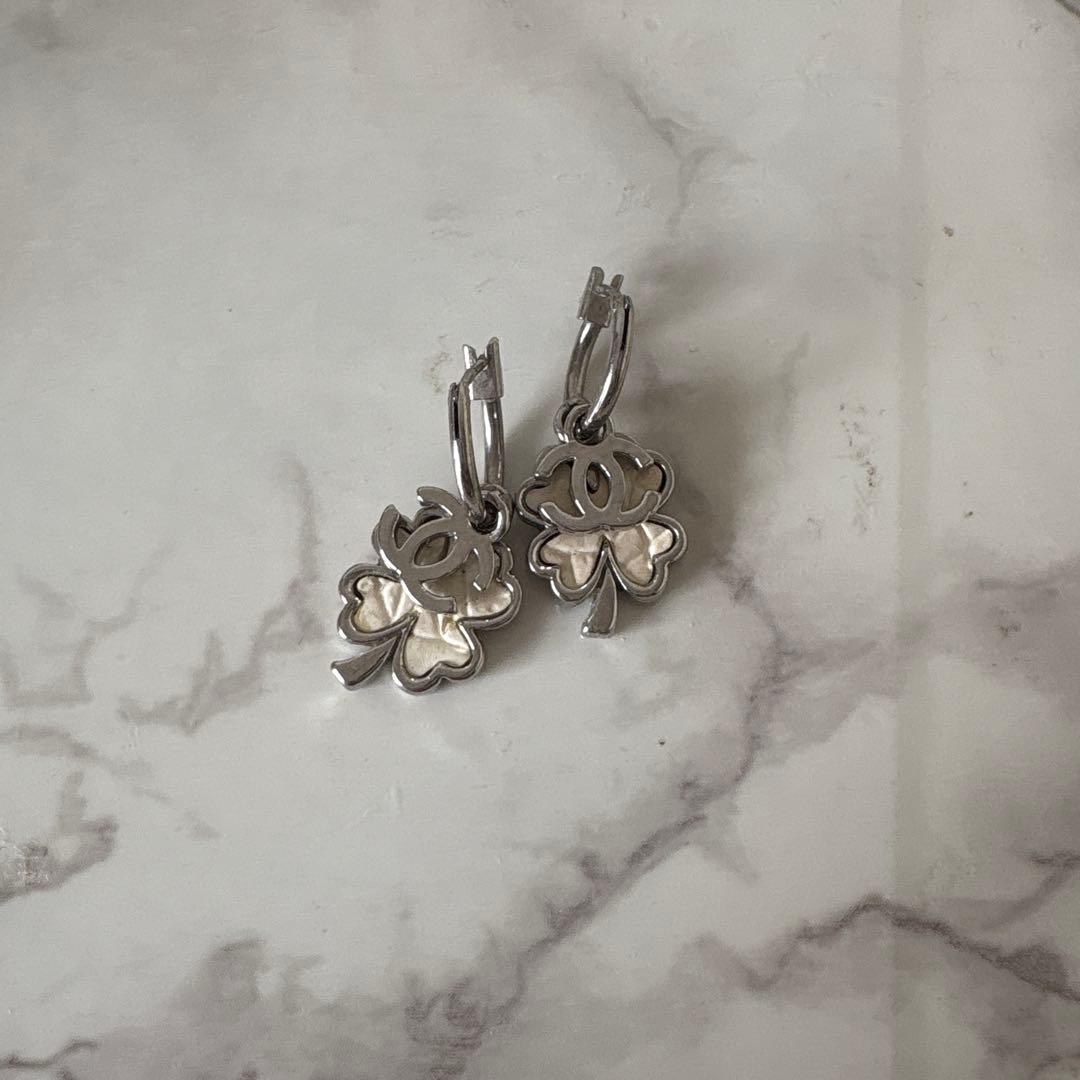 CHANEL クローバーデザイン フープピアス