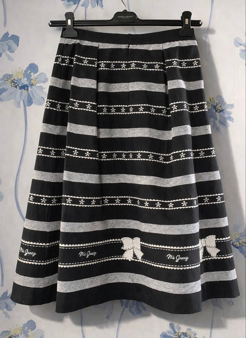 お値下げ☆新品＊未使用☆M’S GRACY 花・リボン☆タックススカート