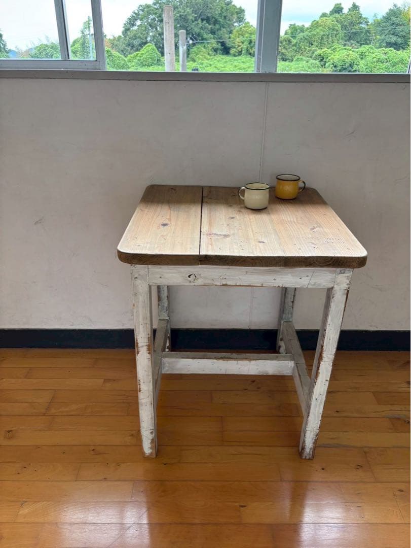 アンティーク風　テーブル　シャビーなデザイン