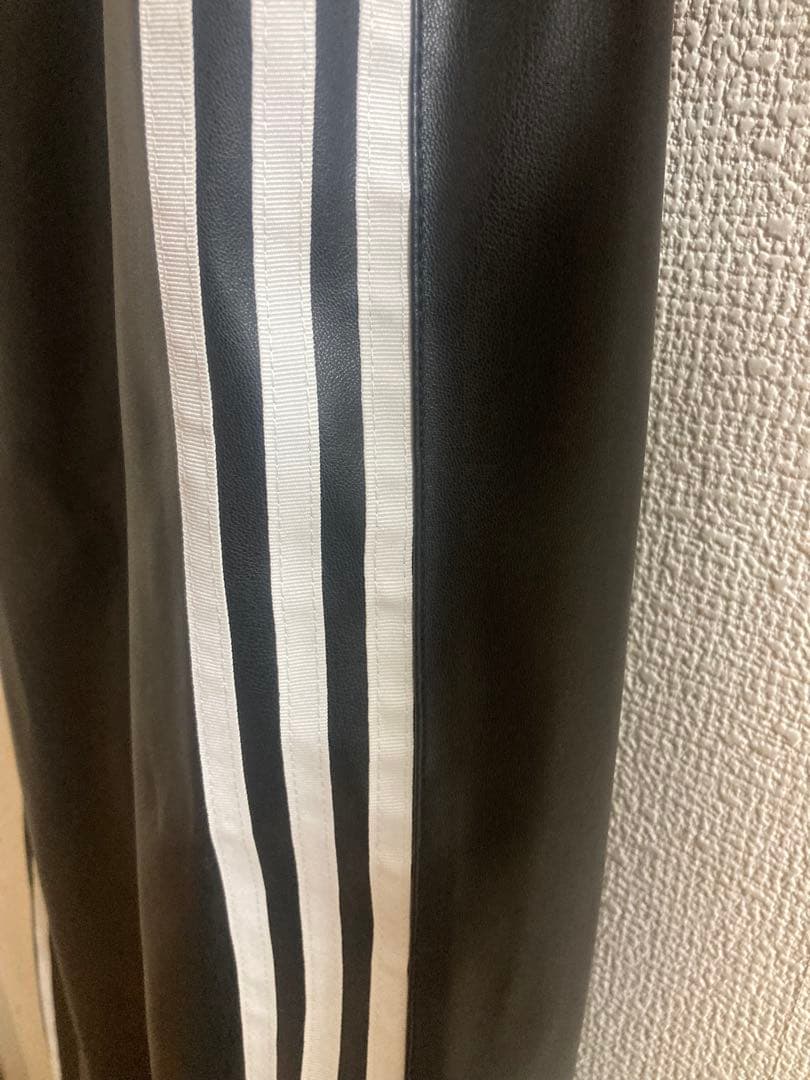 は*ん様 フェイクレザー スリーストライプス ファイヤーバード トラックパンツ