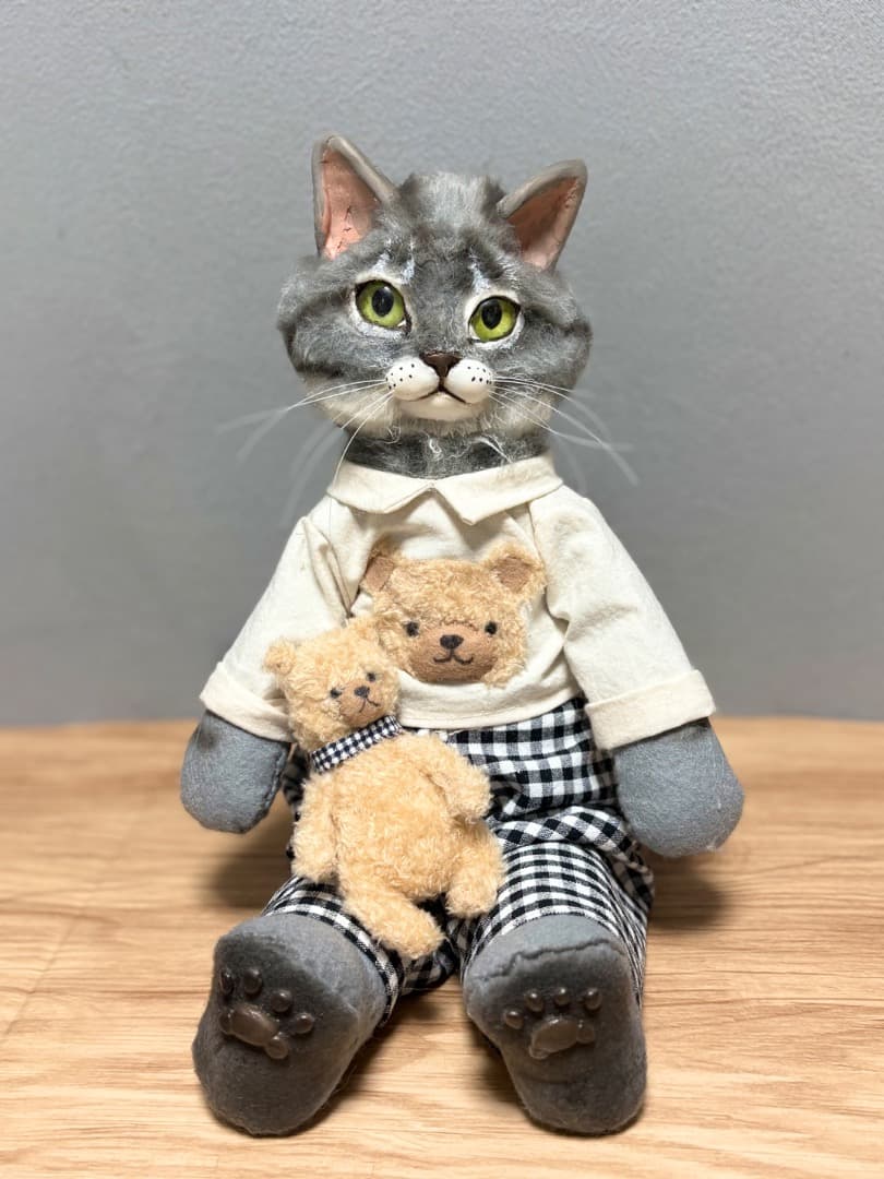 A チェックズボンサバトラ猫のアートドール　【ハンドメイド】猫　ぬいぐるみ