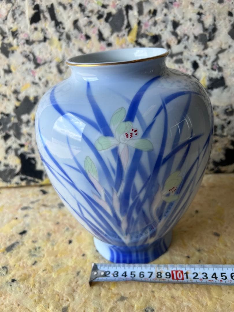 青と白の花模様の陶器花瓶