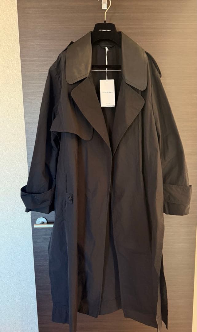 お値下げしました　FERRAGAMO ブラック トレンチコート　ハンガー付き