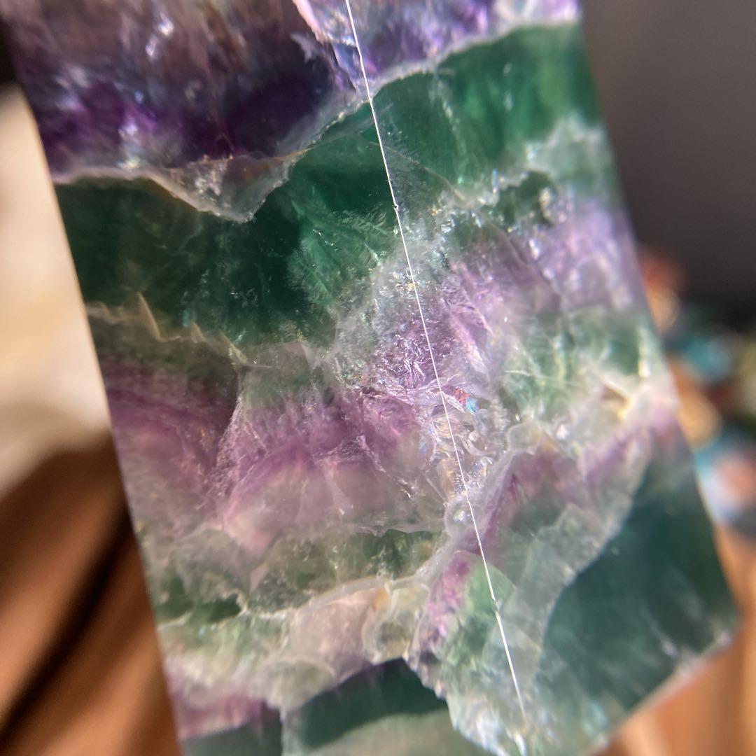 レア物 高透明 虹色 虎牙紋フローライト多面角柱 ファントム入り、高波動変色蛍光