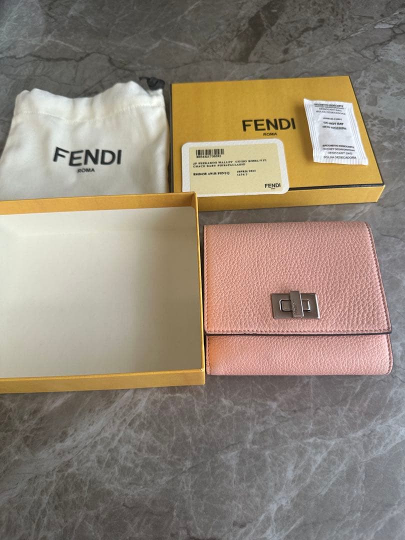 フェンディ　FENDI ピーカブー　二つ折り財布　ピンク