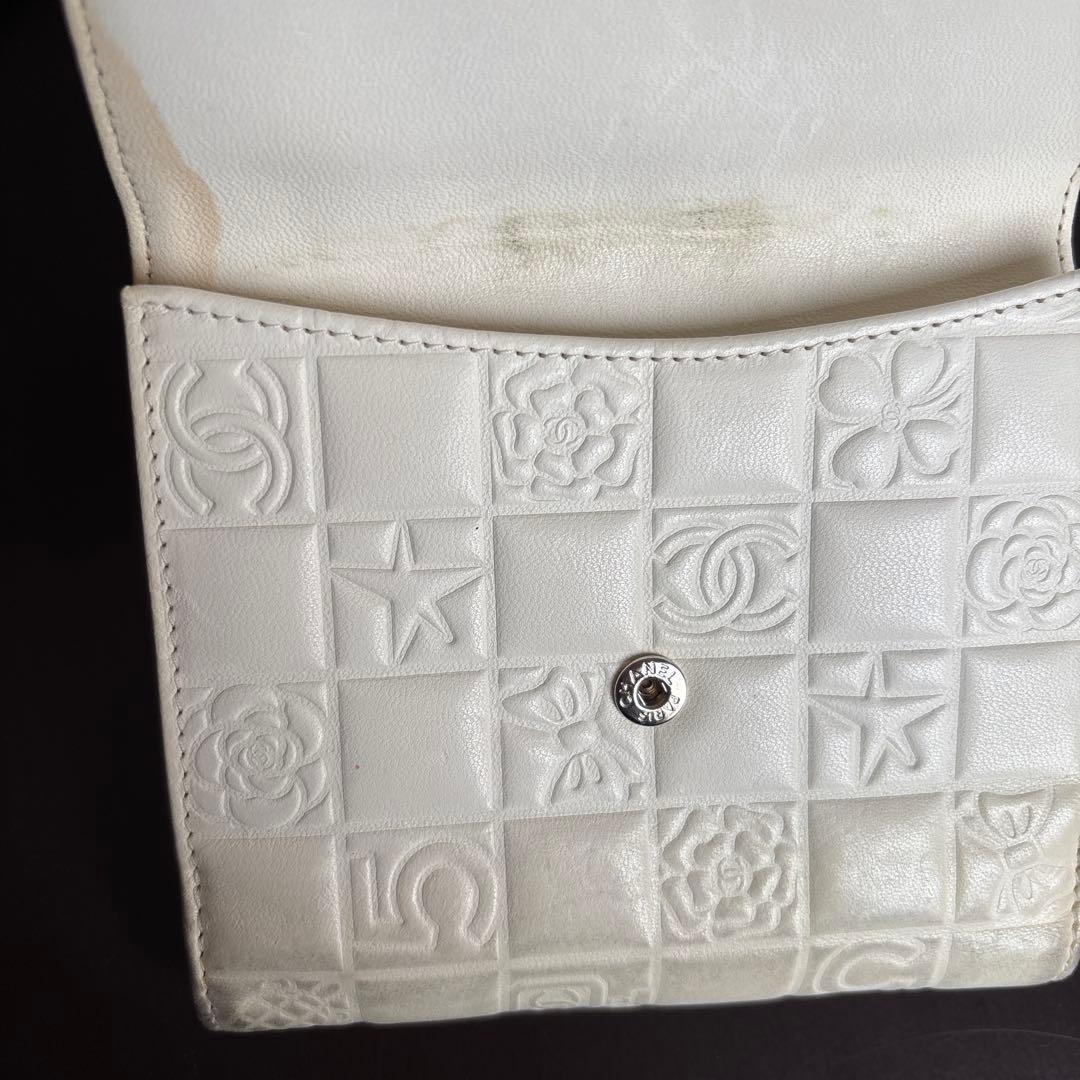 p*y様 CHANEL エンボス加工 ホワイト二つ折り財布