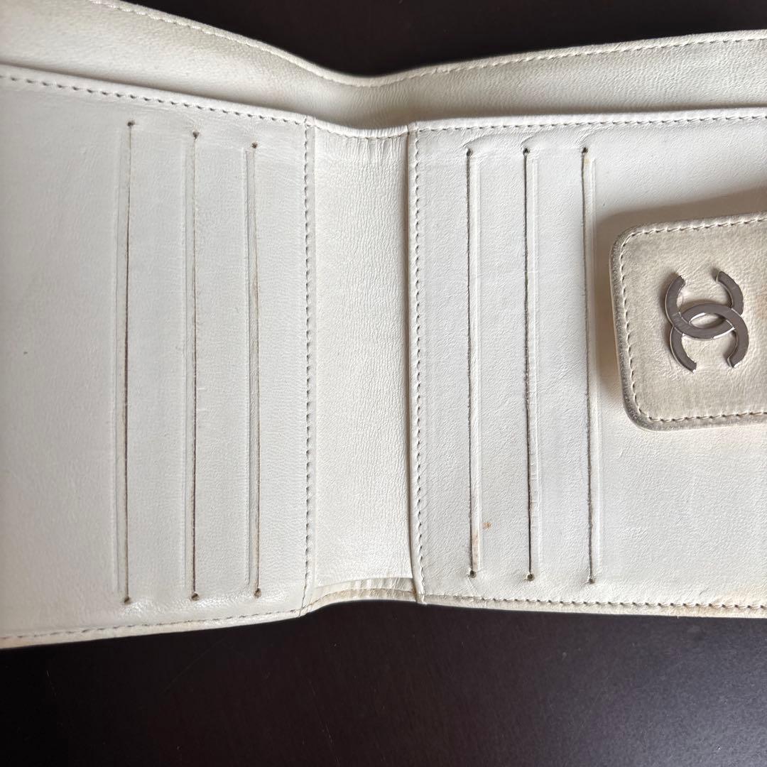 p*y様 CHANEL エンボス加工 ホワイト二つ折り財布