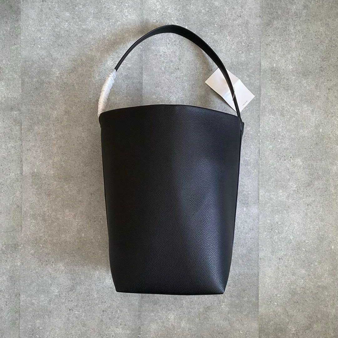 【新品未使用】ブラックトートバッグTHE ROWロゴ付き　ラージ