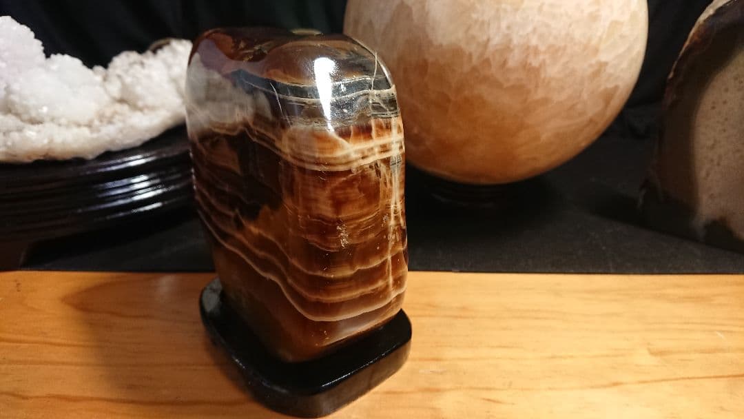 ブラウンメノウ 原石 2㎏台座付き 知性、幸運をもたらす 人間関係の絆を強める